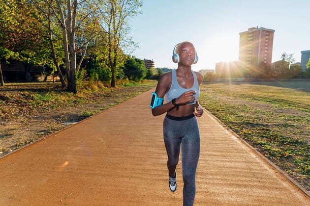 IMAGO Creative: Business, Innovative Technologie-Lösungen Young athlete listening to music on headphones and running in park model released, Symbolfoto, MEUF08255