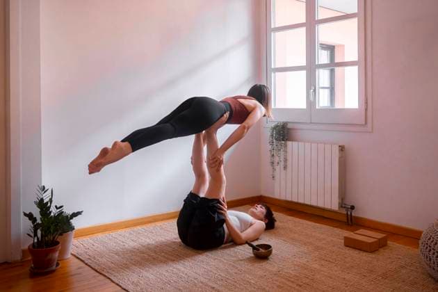 Women doing acroyoga at home model released, Symbolfoto property released, MMPF00296