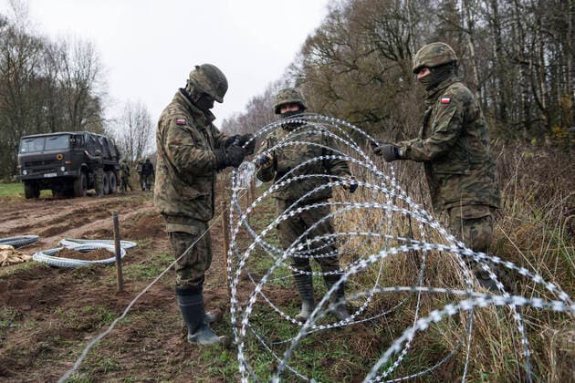 News Themen der Woche KW44 November 3, 2022, Wisztyniec, Warmian-Masurian, Poland: Polish soldiers are building a razor wire fence along the border with the Russian exclave of Kaliningrad. Poland™s government has authorized the construction of a new razor wire fence along the 210-kilometers border with the Russian exclave of Kaliningrad. The Minister of Defense, Mariusz Blaszczak ordered the construction of the barrier after Russia™s aviation authorities decided to launch flights from the Middle East and North Africa to Kaliningrad. The Polish government tries to prevent a new migration crisis similar to the one in 2021 along the border with Belarus. Wisztyniec Poland - ZUMAs197 20221103_zaa_s197_179 Copyright: xAttilaxHusejnowx