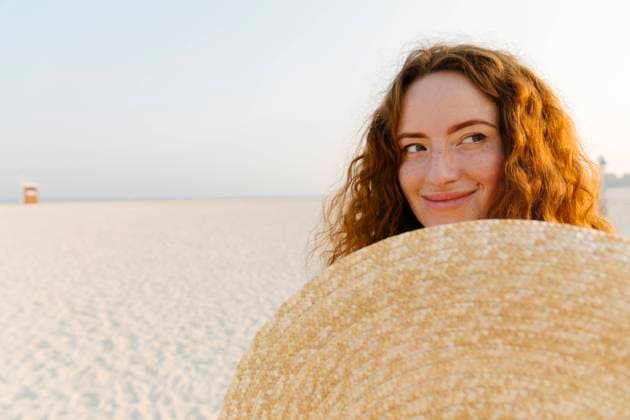 Smiling woman with oversized straw hat at beach model released, Symbolfoto, TYF00433