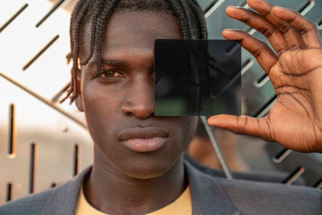 Young businessman holding dark glass in front of eyes model released, Symbolfoto, VPIF07607