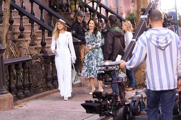 Entertainment Themen der Woche KW44 Sarah Jessica Parker On Location With And Just Like That Greenwich Village Featuring: Sarah Jessica Parker, Kristin Davis Where: New York, New York, United States When: 03 Nov 2022 Credit: Janet Mayer startraksphoto.com Cover Images Copyright: xx 52140495 EDITORIAL USE ONLY. NOT FOR USE BY NEWSPAPERS BASED IN THE UK.
