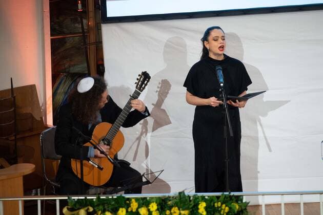 Singer Mayan GOLDENFELD, guitarist Guy WOODCOCK, awarding of the Josef Neuberger Medal 2022 of the Jewish Community Duesseldorf to Hans Joachim Watzke, 03 11 2022