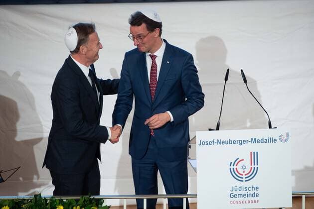 from left award winner Hans Joachim WATZKE, thanks Hendrik WUEST, Wüst, CDU, State Premier of North Rhine Westphalia, for his laudation, award of the Josef Neuberger Medal 2022 of the Jewish Community Duesseldorf to Hans Joachim Watzke, 03 11 2022