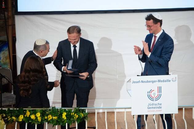 from left Dr Adrian FLOHR, Chairman of the Municipal Council, presents award winner Hans Joachim WATZKE, the Josef Neuberger Medal, right applauds Hendrik WUEST, Wüst, CDU, State Premier of North Rhine Westphalia, award of the Josef Neuberger Medal 2022 of the Jewish Community of Duesseldorf to Hans Joachim Watzke, 03 11 2022