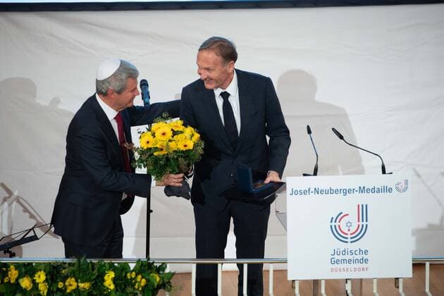 Laureate Hans Joachim WATZKE, with the Josef Neuberger Medal, on the left congratulates Dr Oded HOROWITZ, Chairman of the Jewish Community Duesseldorf, with flowers, Award of the Josef Neuberger Medal 2022 of the Jewish Community Duesseldorf to Hans Joachim Watzke, 03 11 2022