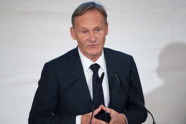 Laureate Hans Joachim WATZKE speaks words of thanks, award of the Josef Neuberger Medal 2022 of the Jewish Community Duesseldorf to Hans Joachim Watzke, 03 11 2022