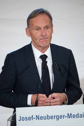 Laureate Hans Joachim WATZKE speaks words of thanks, award of the Josef Neuberger Medal 2022 of the Jewish Community Duesseldorf to Hans Joachim Watzke, 03 11 2022