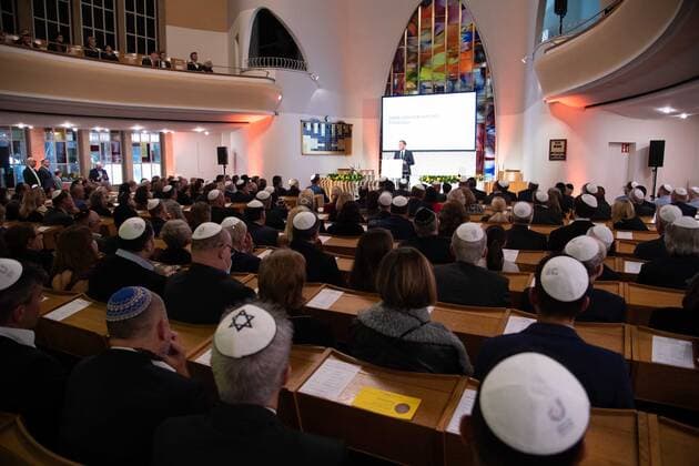 Laureate Hans Joachim WATZKE speaks words of thanks, award of the Josef Neuberger Medal 2022 of the Jewish Community Duesseldorf to Hans Joachim Watzke, 03 11 2022