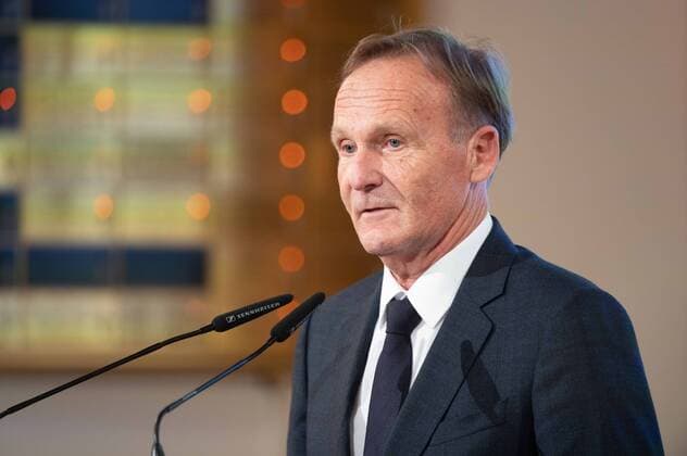 Laureate Hans Joachim WATZKE speaks words of thanks, award of the Josef Neuberger Medal 2022 of the Jewish Community Duesseldorf to Hans Joachim Watzke, 03 11 2022