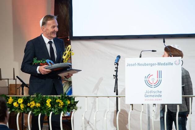 Laureate Hans Joachim WATZKE thanks a student of the Albert Einstein Gymnasium for his gift, award of the Josef Neuberger Medal 2022 of the Jewish Community Duesseldorf to Hans Joachim Watzke, 03 11 2022