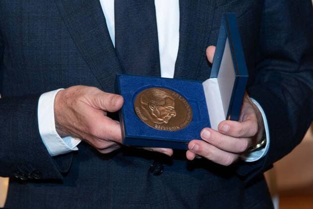 Laureate Hans Joachim WATZKE, with the Josef Neuberger Medal, detail, award of the Josef Neuberger Medal 2022 of the Jewish Community Duesseldorf to Hans Joachim Watzke, 03 11 2022