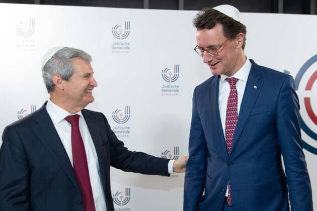 f l Dr Oded HOROWITZ, Chairman of the Jewish Community Duesseldorf, Hendrik WUEST, Wüst, CDU, State Premier of North Rhine-Westphalia, Award of the Josef Neuberger Medal 2022 of the Jewish Community Duesseldorf to Hans Joachim Watzke, 03 11 2022