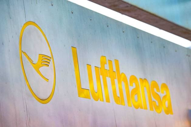 Frankfurt, Deutschland 25. Oktober 2022: Schriftzug der Lufthansa am Flughafen Frankfurt am Main in gelber Schriftfarbe mit dem Kranichlogo. Flughafen Frankfurt Hessen *** Frankfurt, Germany 25 October 2022 Lufthansa lettering at Frankfurt Airport in yellow lettering color with crane logo Frankfurt Airport Hessen Copyright: xFotostandx xFreitagx