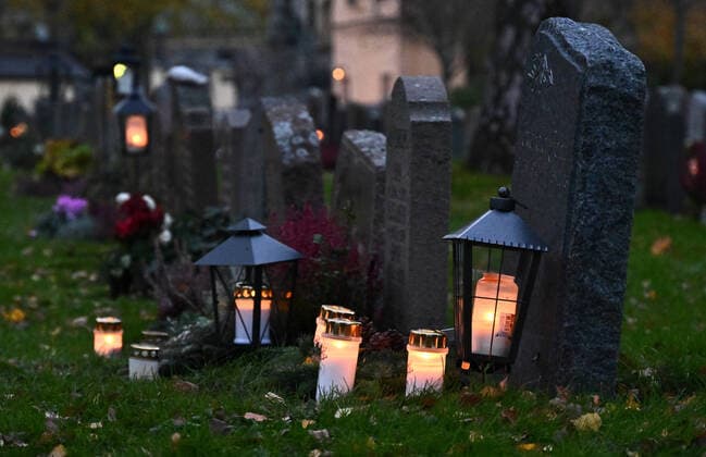 News Themen der Woche KW44 STOCKHOLM 20221104 Ljus tända vid gravarna pa Norra begravningsplatsen i Solna pa Alla helgons afton. Stockholm Sverige x10090x *** STOCKHOLM 20221104 Candles lit at the graves at the Northern Cemetery in Solna on All Saints Eve Stockholm Sweden x10090x,  Copyright: xClaudioxBresciani TTx ALLHELGONA