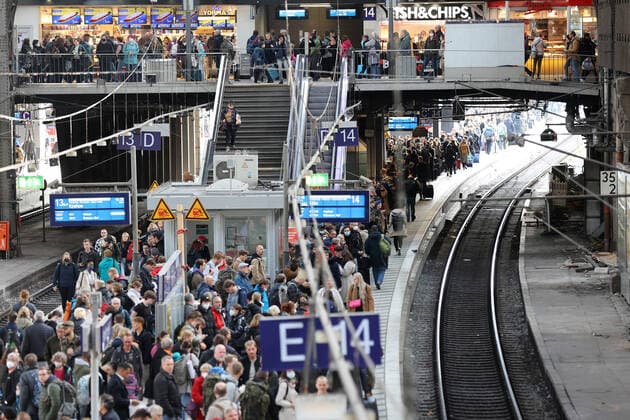 Volle Bahnsteige am Hauptbahnhof in Hamburg DEU, Deutschland, Hamburg: Zahlreiche Reisende warten an einem vollen Bahnsteig am Hamburger Hauptbahnhof auf ihren Zug. Das 49-Euro-Ticket soll kommen. Auf die Nachfolge des 9-Euro-Tickets einigten sich Bund und Länder. Hamburg Hamburg Deutschland *** Full platforms at the main station in Hamburg DEU, Germany, Hamburg Numerous travelers wait on a full platform at Hamburg Central Station for their train The 49 Euro ticket is to come The federal and state governments agreed on the successor to the 9 Euro ticket Hamburg Germany