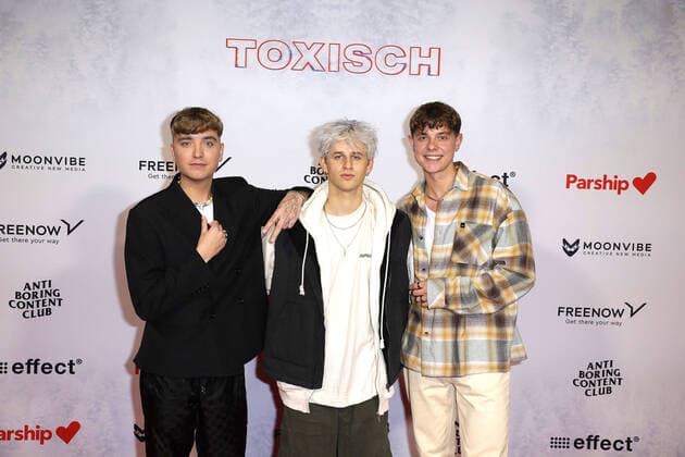 Bilder des Jahres 2022, Entertainment 11 November Entertainment Themen der Woche KW44 Entertainment Bilder des Tages Jonas Wuttke, Theo Carow und Jonas Ems bei der Toxisch Serienpremiere am 4.11.2022 in Berlin Toxisch Serien-Premiere in Berlin *** Jonas Wuttke, Theo Carow and Jonas Ems at the Toxic Series Premiere on 4 11 2022 in Berlin Toxic Series Premiere in Berlin 