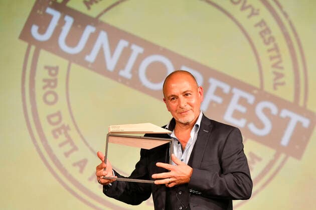 Bilder des Jahres 2022, Entertainment 11 November Entertainment Themen der Woche KW44 Entertainment Bilder des Tages German actor Erdogan Atalay with festival award during the Juniorfest film festival in Domazlice, Czech Republic, November 4, 2022. (CTKxPhoto MiroslavxChaloupka) CTKPhotoP2022110409419  cha013