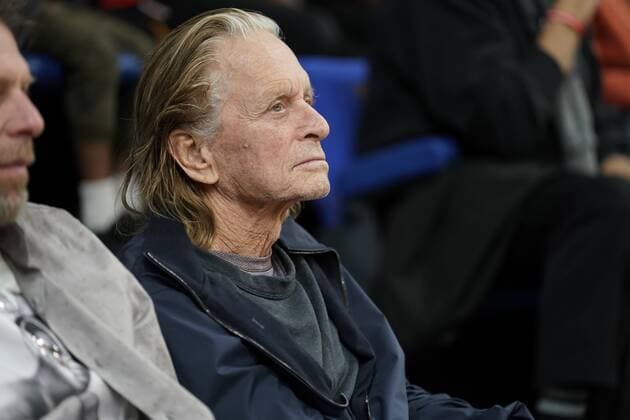 Michael Douglas besucht Basketballspiel in Paris l acteur Michael Douglas assiste au match (Metropolitans 92) vs Limoges CELEBRITIES: Michael Douglas a Cerdan- Paris - 04 11 2022 JonathanRebboah Panoramic  PESRK24022012