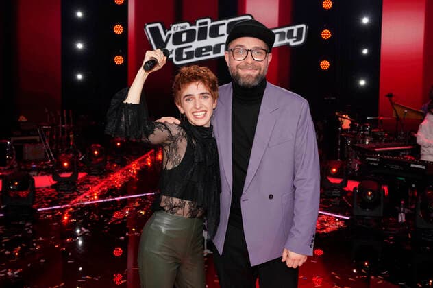 Bilder des Jahres 2022, Entertainment 11 November Entertainment Themen der Woche KW44 Entertainment Bilder des Tages Anny Ogrezeanu und Mark Forster im Finale der 12. Staffel der Castingshow The Voice of Germany 2022 im Studio H Berlin Adlershof. Berlin, 04.11.2022 *** Anny Ogrezeanu and Mark Forster in the final of the 12 season of the casting show The Voice of Germany 2022 in Studio H Berlin Adlershof Berlin, 04 11 2022 Foto:xT.xBartillax xFuturexImage