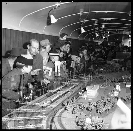 RECORD DATE NOT STATED The State Railways, SJ exhibition of model railway by train towards the future, which is a gift on the grounds of 100th anniversary 1956-12-01. The requirements for speed, quality, service and safety have increased constantly and have pushed the need for continuous development. SJ s model railway facility, which was previously shown at Skansen in Stockholm, has been installed in a railway carriage and is now touring around the country, to the delight of many technically interested people. Copyright: xpiemagsx swrailpie25102022-52292 !ACHTUNG AUFNAHMEDATUM GESCHÄTZT!