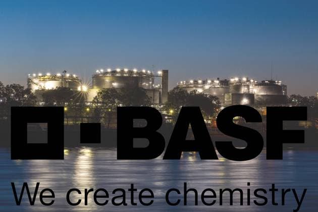 Nachtaufnahme von der BASF in Ludwigshafen mit dem Logo der BASF *** Night shot of BASF in Ludwigshafen showing BASF logo Copyright: xx
