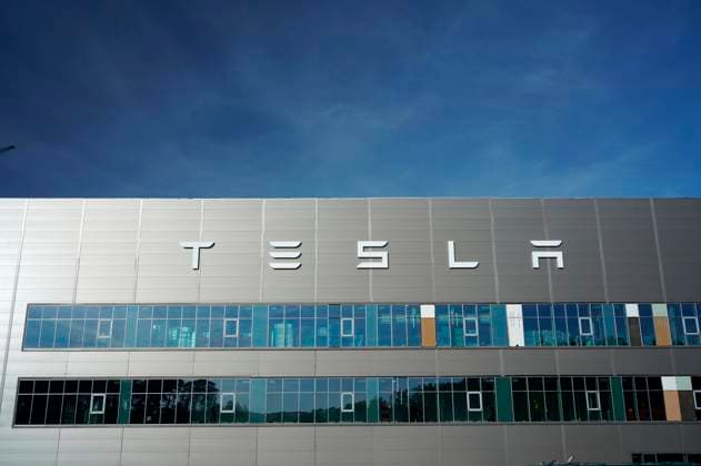 Nach Verzögerung wegen umweltrechtlicher Genehmigungsverfahren ist die Auto-Produktion von Tesla in der Gigafactory 4 jetzt mit voller Betriebsgenehmigung gestartet. Laut jüngsten Produktionszahlen verlassen inzwischen pro Woche 2.000 Autos das Werk. Obwohl ursprünglich für 2022 eine Wochenproduktion von 5.000 Fahrzeugen geplant war, sind die derzeitigen Produktionszahlen als gut einzuschätzen, da jedes hierzulande gebaute Auto den Druck vermindert, mit Tesla-Modellen aus China oder den USA die Bedürfnisse des europäischen Marktes zu decken. Auch für den Bau der Batteriefabrik sind sämtliche Genehmigungen erteilt. Die US-Zeitung Wall Street Journal hatte vor kurzem unter Berufung auf Insider berichtet, Elon Musks Unternehmen habe d Foto:xT.xBartillax xFuturexImage