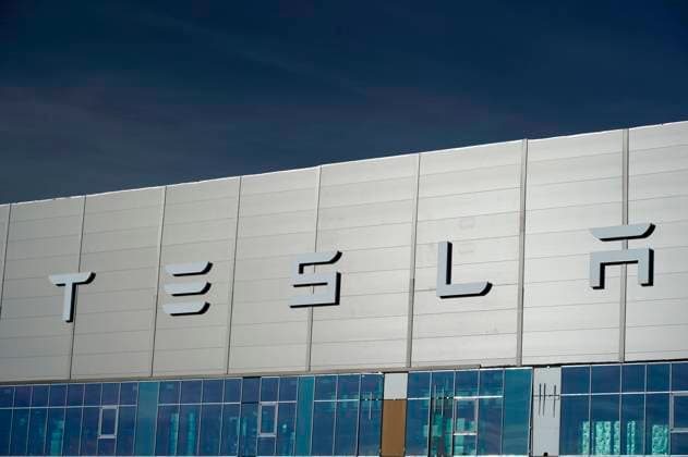 Nach Verzögerung wegen umweltrechtlicher Genehmigungsverfahren ist die Auto-Produktion von Tesla in der Gigafactory 4 jetzt mit voller Betriebsgenehmigung gestartet. Laut jüngsten Produktionszahlen verlassen inzwischen pro Woche 2.000 Autos das Werk. Obwohl ursprünglich für 2022 eine Wochenproduktion von 5.000 Fahrzeugen geplant war, sind die derzeitigen Produktionszahlen als gut einzuschätzen, da jedes hierzulande gebaute Auto den Druck vermindert, mit Tesla-Modellen aus China oder den USA die Bedürfnisse des europäischen Marktes zu decken. Auch für den Bau der Batteriefabrik sind sämtliche Genehmigungen erteilt. Die US-Zeitung Wall Street Journal hatte vor kurzem unter Berufung auf Insider berichtet, Elon Musks Unternehmen habe d Foto:xT.xBartillax xFuturexImage