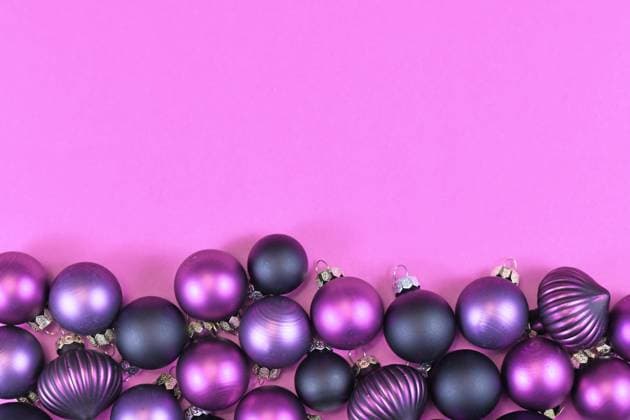  Saisonale dunkel lila und rosa Weihnachtsbaumkugel Ornamente am unteren Rand der rosa Hintergrund mit leeren Kopie Raum *** seasonal dark purple and Pink Christmas tree ball Ornaments on lower Edge the Pink Background with Empty Copy Room Copyright: imageBROKER/Firn ibxmob08764625.jpg