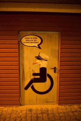 Lichtkunstfest FL LUX Flensburg,, Schleswig-Holstein Öffentliche Toilette mit Graffiti an der Eingangstür, Text: Hier ist für Rollis du Schietbüddel. Aufnahme vom 05.11.2022, Flensburg, Hafen (Ost) *** Light art festival FL LUX Flensburg,, Schleswig Holstein Public toilet with graffiti on the entrance door, text Here is for Rollis du Schietbüddel Photo taken 05 11 2022, Flensburg, Port East