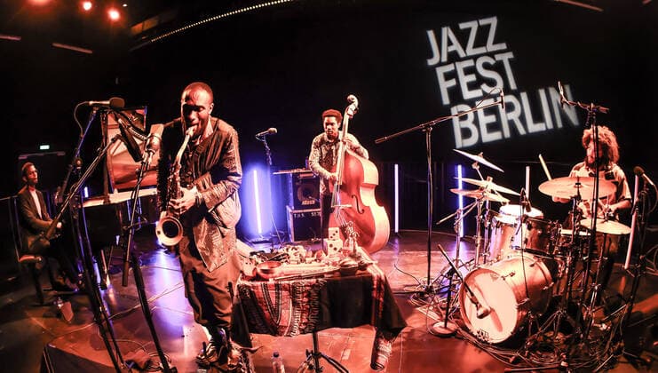 Entertainment Themen der Woche KW44 Konzert von Isaiah Collier Sopran @ Haus der Berliner Festspiele Berlin, Jazzfest Berlin 22 Isaiah Collier Sopran- und Tenorsaxofon James Russell Sims Schlagzeug Jeremiah Hunt Kontrabass Julian Davis Reid Klavier *** Concert by Isaiah Collier Soprano @ Haus der Berliner Festspiele Berlin, Jazzfest Berlin 22 Isaiah Collier Soprano and Tenor Saxophone James Russell Sims Drums Jeremiah Hunt Double Bass Julian Davis Reid Piano