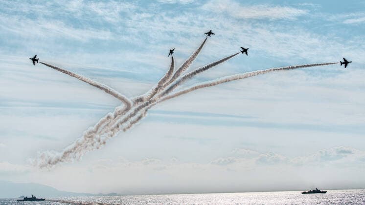 News Themen der Woche KW44 Japan Air Self-Defense Force s (JASDF) aerobatic flight team Blue Impulse performs during the 70th International Fleet Review at Sagami Bay in Kanagawa-Prefecture, Japan on Sunday, November 6, 2022. 1 TKP2022110614 KEIZOxMORI