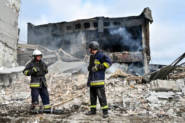 News Themen der Woche KW44 ZAPORIZHZHIA, UKRAINE - NOVEMBER 6, 2022 - Rescuers respond to a Russian missile attack which left a commercial enterprise destroyed, Zaporizhzhia, southeastern Ukraine. Russia strikes Zaporizhzhia with S-300 missiles at night  Copyright: xDmytroxSmolienkox
