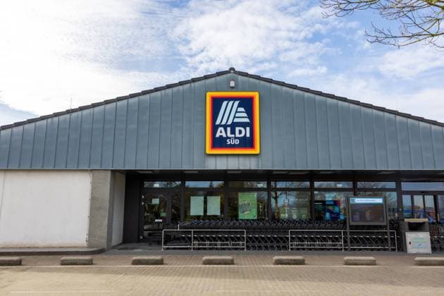 Symbolbild, Themenbild: Das Logo des Discounter ALDI Süd an einer Niederlassung in Wachtberg 06.11.2022 Wachtberg Berkum NRW Deutschland *** Symbolic image, theme image The logo of the discounter ALDI Süd at a branch in Wachtberg 06 11 2022 Wachtberg Berkum NRW Germany