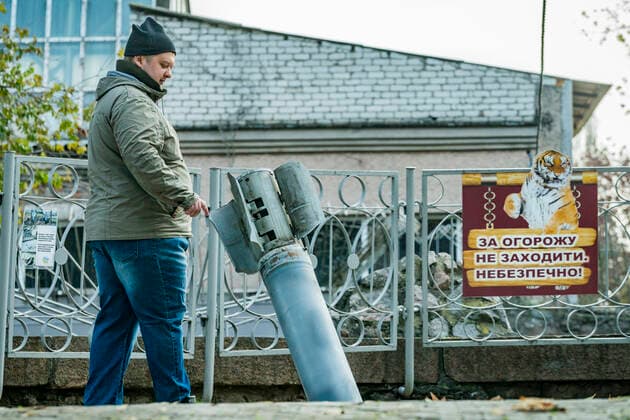News Themen der Woche KW44 News Bilder des Tages November 6, 2022, Mykolaiv, Ukraine: A man checks a nailed rocket inside the Mykolaiv zoo. Some russian rockets fell in the animals areas during the more intense shellings over the city. Mykolaiv Ukraine - ZUMAa131 20221106_zap_a131_005 Copyright: xCelestinoxArcexLavinx