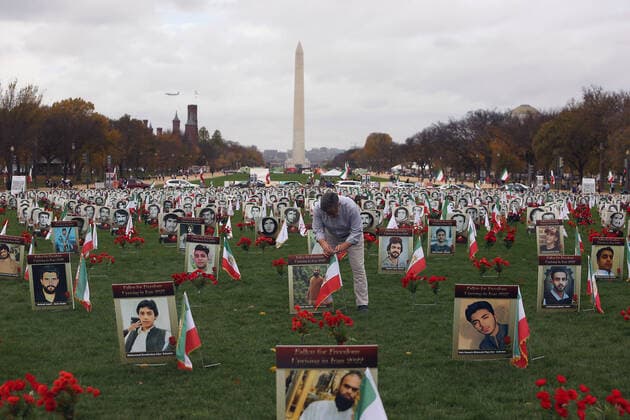News Themen der Woche KW44 News Bilder des Tages USA, Fotos von im Iran während Protesten getöteten in Washington ausgestellt November 6, 2022, WASHINGTON, D.C, WASHINGTON, D.C, USA: A photo exhibition of Iranians killed in past protests, according to the Organization of Iranian American Communities (OIAC) is set up on Capitol Hill and the National Mall on November 6, 2022 in Washington D.C.. The exhibition showcases ongoing human rights violations in Iran. The United States will work to remove Iran from the UN Commission on the Status of Women, US Vice President Kamala Harris announced last week. WASHINGTON, D.C. USA - ZUMAs139 20221106_zap_s139_008 Copyright: xStephenxShaverx