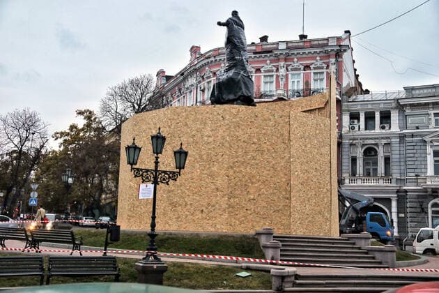 News Themen der Woche KW44 Ukraine-Konflikt, Denkmal Katharinas der Großen in Odessa verhüllt ODESA, UKRAINE - NOVEMBER 6, 2022 - The monument To the Founders of Odesa which has the statue of Catherine II as its key figure has been fenced off and its main sculpture wrapped in black plastic in preparation for the dismantling and relocation of the sculptural composition, Odesa, southern Ukraine. Monument to Catherine II to be dismantled in Odesa  Copyright: xNinaxLiashonokx