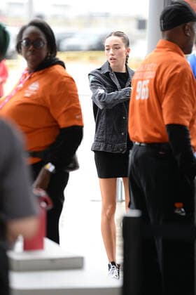 EXCLUSIVE Exclusive Sophia Culpo arriving at MetLife Stadium, to watch her boyfriend, NewYork Jet s Wide Receiver, Braxton Berrios beat the visiting Buffalo Bills. Also there was talk show host Tamron Hall with her husband and son. Featuring: Sophia Culpo Where: New York, New Jersey, United States When: 06 Nov 2022 Credit: MICHAEL SIMON startraksphoto.com Cover Images **Exclusive** Copyright: xx 52150560 EDITORIAL USE ONLY. NOT FOR USE BY NEWSPAPERS BASED IN THE UK.
