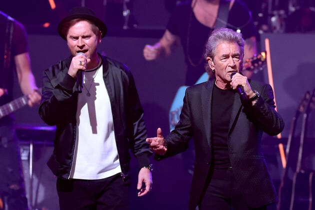 Die Giovanni Zarrella Show - live aus Offenburg Johannes Oerding (li.) und Peter Maffay. Die Giovanni Zarrella Show - ZDF-Live Sendung vom 05.11.2022 in der Baden-Arena Offenburg, Deutschland. *** The Giovanni Zarrella Show live from Offenburg Johannes Oerding li and Peter Maffay The Giovanni Zarrella Show ZDF Live broadcast from 05 11 2022 in the Baden Arena Offenburg, Germany