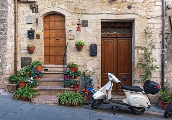  Vespa-Roller in den Straßen der Altstadt von Assisi, Umbrien, Italien, Europa *** Vespa Roller in the Roads the Old Town from Assisi, umbria, Italy, Europe Copyright: imageBROKER/PetrxSvarc iblpsi08774552.jpg