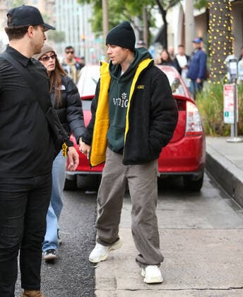 Justin Bieber And Hailey Bieber Grocery Shopping At Erewhon Featuring: Justin Bieber Where: Los Angeles, California, United States When: 07 Nov 2022 Credit: BauerGriffin INSTARimages.com Cover Images Copyright: xx 52155175 EDITORIAL USE ONLY. NOT FOR USE BY NEWSPAPERS BASED IN THE UK.
