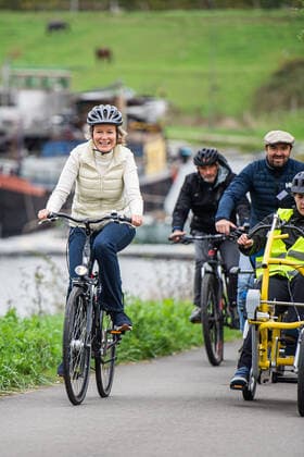 Entertainment Bilder des Tages Queen Mathilde of Belgium rides a bike during a royal visit to the province of Walloon Brabant as part of the initiative Together in motion for mental well-being , in Ittre, Tuesday 08 November 2022. The Queen will celebrate her 50th birthday on January 20, 2023 and wishes on this occasion to spread a positive message on mental well-being in our country. Between July and December, and under the motto Let s move forward together for mental well-being ,  JONASxROOSENS 48934633