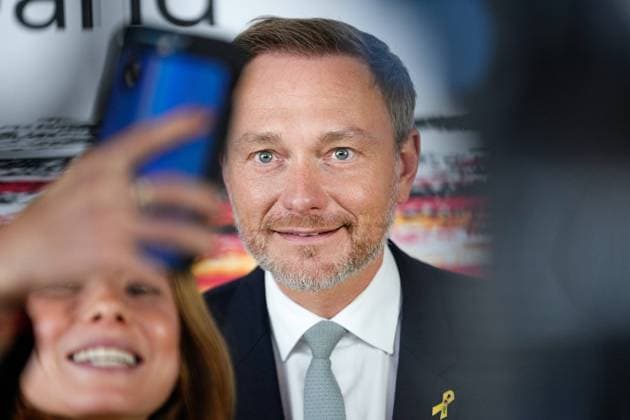 News Bilder des Tages Portraits von Finanzminister Christian Lindner auf der Fraktionsebene Aktuell, 08.11.2022, Berlin, Bundesfinanzminister Christian Lindner (FDP) beim Selfie auf der Fraktionsebene im Reichstagsgebaeude Berlin Berlin Deutschland *** Portraits of finance minister Christian Lindner on the faction level Current, 08 11 2022, Berlin, federal finance minister Christian Lindner FDP taking a selfie on the faction level in the Reichstag building Berlin Berlin Germany