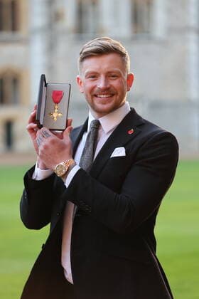 . 08 11 2022. Windsor, United Kingdom. Adam Peaty with his OBE after an Investiture at Windsor Castle, United Kingdom.  xStephenxLockx xi-Imagesx IIM-23912-0006