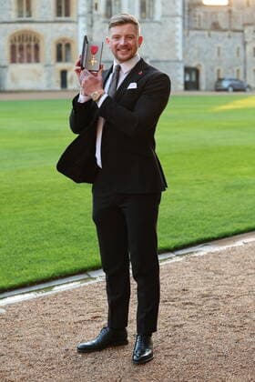 . 08 11 2022. Windsor, United Kingdom. Adam Peaty with his OBE after an Investiture at Windsor Castle, United Kingdom.  xStephenxLockx xi-Imagesx IIM-23912-0007