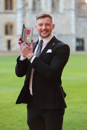 . 08 11 2022. Windsor, United Kingdom. Adam Peaty with his OBE after an Investiture at Windsor Castle, United Kingdom.  xStephenxLockx xi-Imagesx IIM-23912-0008