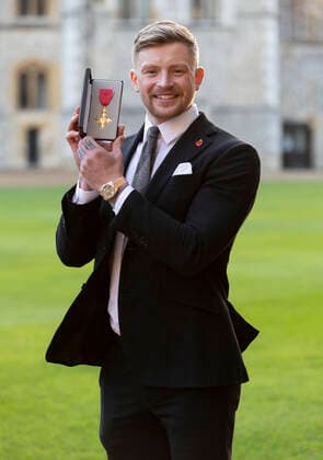 . 08 11 2022. Windsor, United Kingdom. Olympic swimmer Adam Peaty with his OBE after an Investiture at Windsor Castle, United Kingdom.  xStephenxLockx xi-Imagesx IIM-23912-0012