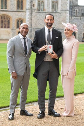 . 08 11 2022. Windsor, United Kingdom. Former Manchester United footballer Rio Ferdinand with his wife Kate and his father Julian, after receiving an OBE at an Investiture at Windsor Castle, United Kingdom.  xi-Imagesx xPoolx IIM-23912-0037