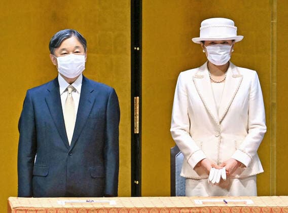 Entertainment Bilder des Tages Kaiser Naruhito und Kaiserin Masako von Japan bei 60. Jubiläum des japanischen Seniorenverbandes Emperor at senior citizens group Japanese Emperor Naruhito and Empress Masako attend a ceremony marking the 60th anniversary of the founding of the Japan Federation of Senior Citizens Clubs at Tokyo s Ryogoku Kokugikan on Nov. 8, 2022. (Pool photo)  A14AA0001353458P