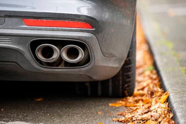 Abgas Verkehr, Auto, Umwelt: Blick auf eine Auspuffanlage eines Autos, das am Straßenrand neben dem Bürgersteig steht. Gelsenkirchen Signal Iduna Park Nordrhein-Westfalen Deutschland *** Exhaust Gas Traffic, Car, Environment View of a car exhaust system standing on the roadside next to the sidewalk Gelsenkirchen Signal Iduna Park North Rhine Westphalia Germany Copyright: xNeundorf Kirchner-Mediax